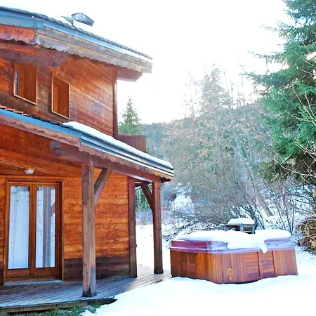 Holiday home Charmant Chalet Traditionnel Savoyard A 200 M Du Domaine Skiable 3 Vallees