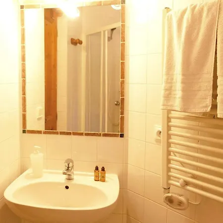 Holiday home Charmant Chalet Traditionnel Savoyard A 200 M Du Domaine Skiable 3 Vallees